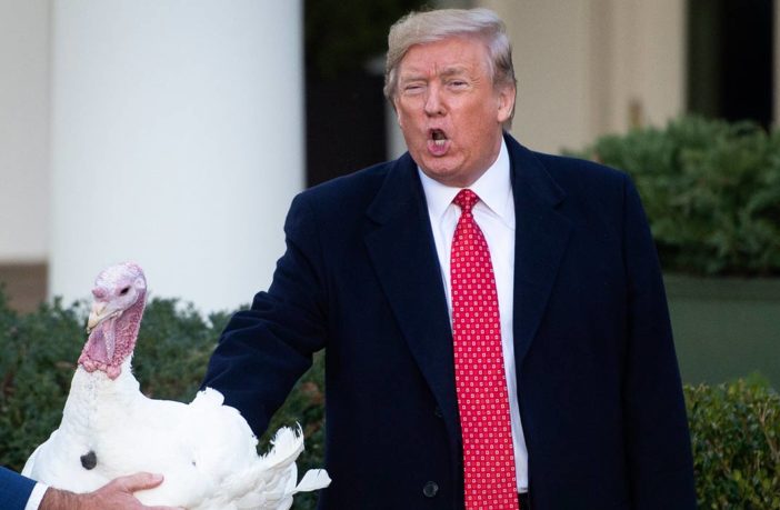 L’autoperdono del tacchino: la grazia preventiva di Trump per sé e tutti i suoi cari