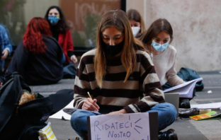 La scuola alla deriva. Dacia Maraini: «dare senso e sviluppo allo studio, alla conoscenza»