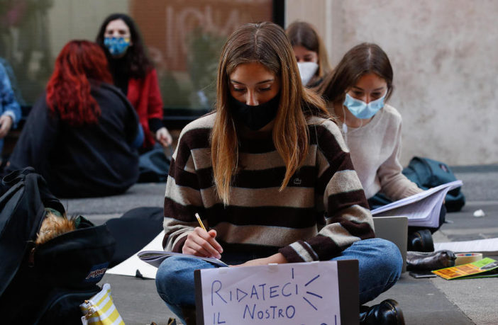 La scuola alla deriva. Dacia Maraini: «dare senso e sviluppo allo studio, alla conoscenza»