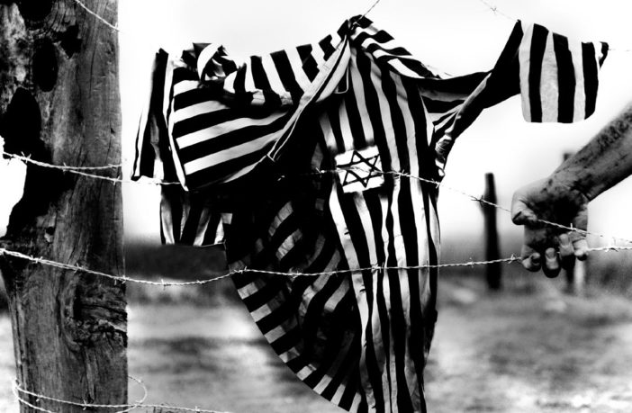 Giorno della Memoria, il principino chiede scusa e mischia la tragedia con la farsa