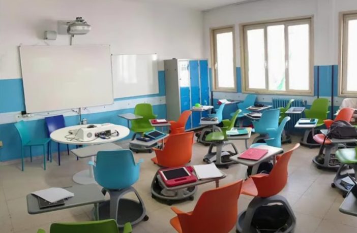 La giostra delle dichiarazioni e il can can sul nulla. Vedi alla voce “banchi a rotelle”