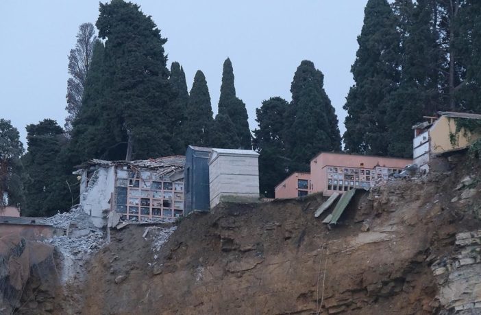 Crollo del cimitero di Camogli. Nella Liguria “rapallizzata” non c’è pace neanche per i morti