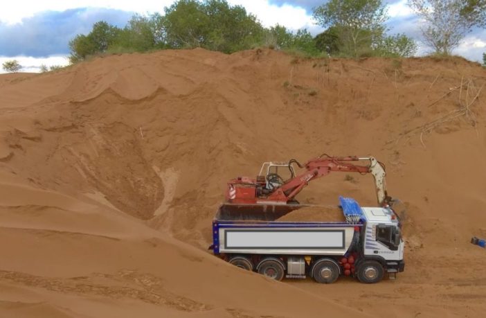 L’oro grigio del mondo e la voracità dell’uomo. «La sabbia è come l’amore: scarseggia nel Pianeta e non ritorna»