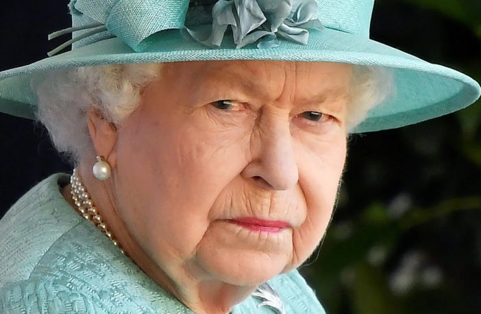 L’istituzione si fa simbolo: Mattarella in fila, Meghan ed Harry “ribelli”, Elisabetta II “rattristata”