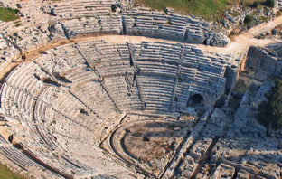 Quel gran Rintone di Siracusa, «piccolo usignolo delle Muse», inventore della “Ilarotragedia”