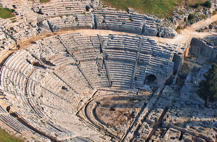Quel gran Rintone di Siracusa, «piccolo usignolo delle Muse», inventore della “Ilarotragedia”
