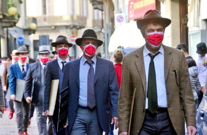 8 marzo 2021: uomini con le scarpe rosse camminano per la città