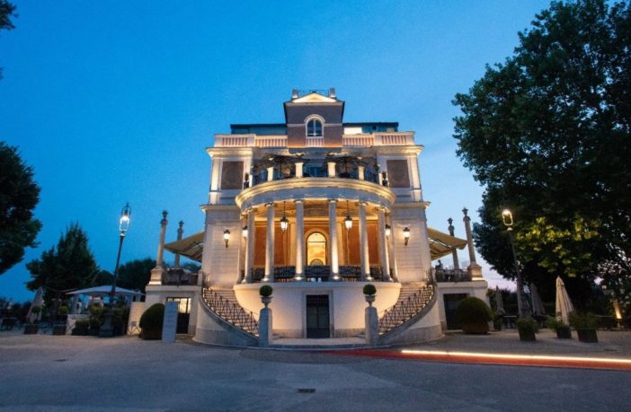 Sfregio al Pincio. La Casina Valadier alterata con una grande tettoia a “L”