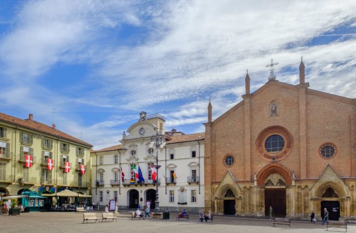 Asti e il Recovery fund: il verde pubblico deperisce ma spunta un …giardino verticale