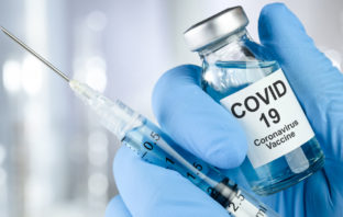 I vaccini anti Covid derivano dalla ricerca sui tumori. Tante domande e qualche risposta