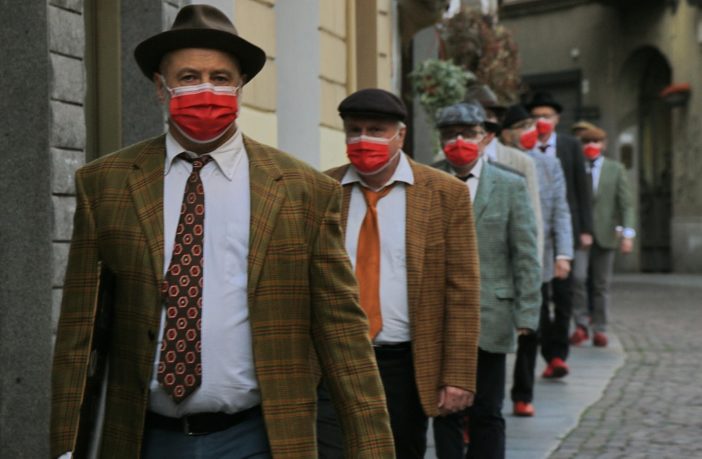 Educare al rispetto dell’altro: “Uomini in scarpe rosse” ancora in cammino contro i femminicidi