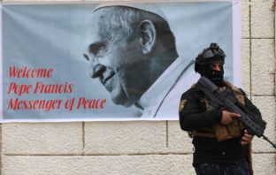 Papa Bergoglio nella terra di Abramo: il viaggio ecumenico in Iraq e il peso della storia