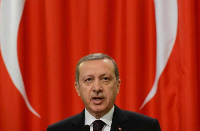 Erdogan, Ursula e le buone maniere: il sultano che si spaccia per monsignor Della Casa