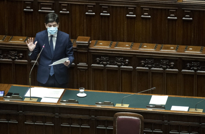 La destra (battuta in parlamento) e Speranza: non si fa politica sulla pandemia