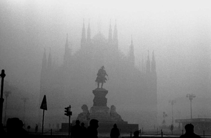 Smog e pandemia. Il Covid fa bene all’aria? O è l’aria (inquinata) a far bene al Covid?