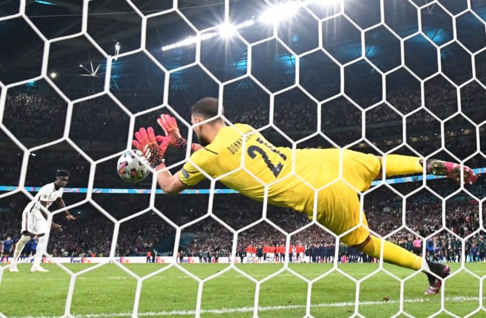 Azzurri in Tv: scoprire da vecchi la passione per il bel calcio (e l’assenza di fair play inglese)