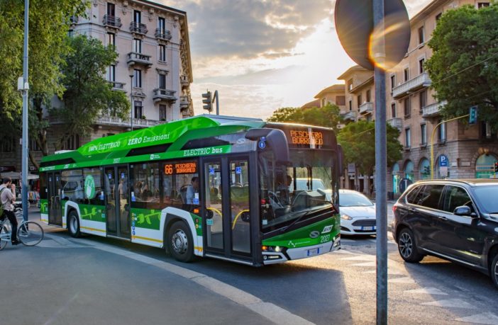 L’Europa spinge e l’Italia frena: a chi giova l’allarme rosso per la transizione verde?