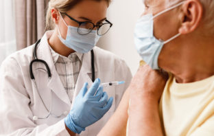 Interrogativi pandemici: anticorpi altissimi, ma niente Green Pass. E arriva la terza dose