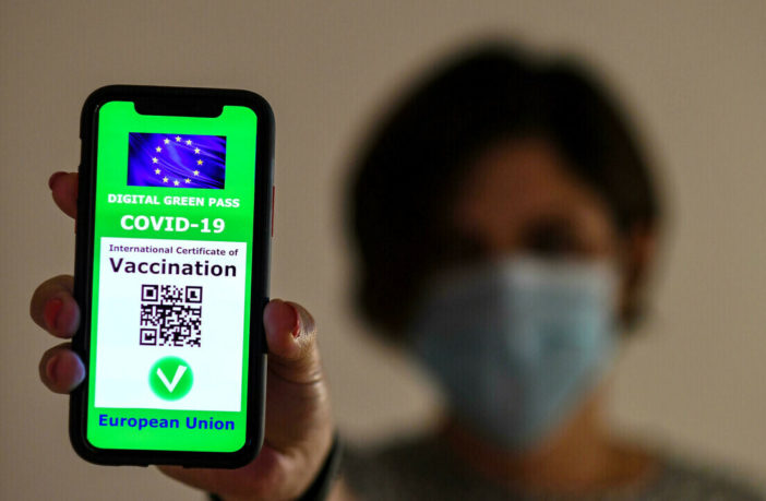 Lavorare col Green pass: inutile (e dannoso) nascondere la testa sotto la scrivania