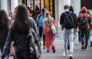 Riaprono le aule con trecentomila precari in cattedra e senza i ragazzi perduti con la Dad