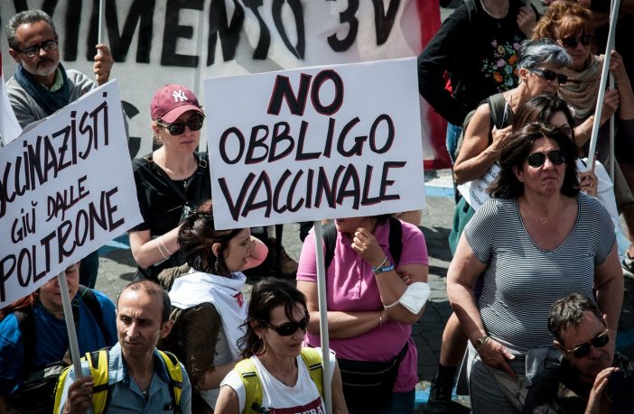 No-vax e democrazia. «La madre dei cretini è sempre incinta». Ma c’è l’aborto terapeutico