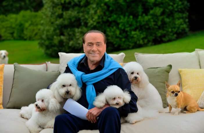 Berlusconi canterino e i suoi canetti: se gli animali sono giocattoli