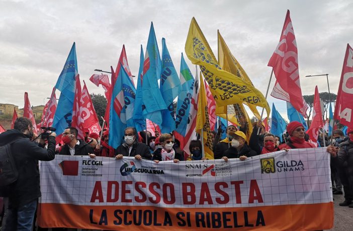 «La scuola si ribella»: lo sciopero di professori e studenti contro disuguaglianze e stipendi modesti