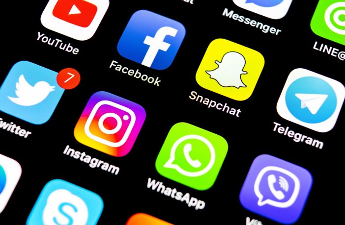 Sproloqui no-vax e notizie: il giornalismo alla prova dei fuori di testa (veicolati da Facebook)