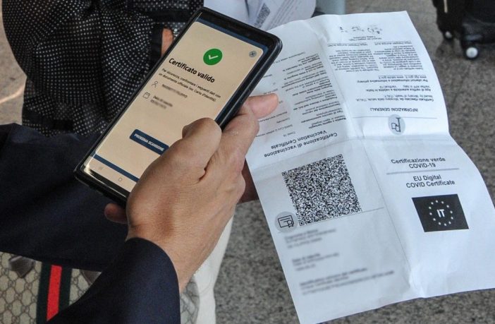 Cadono le basi scientifiche per obbligo vaccinale e green pass: anche la dose booster non previene l’infezione