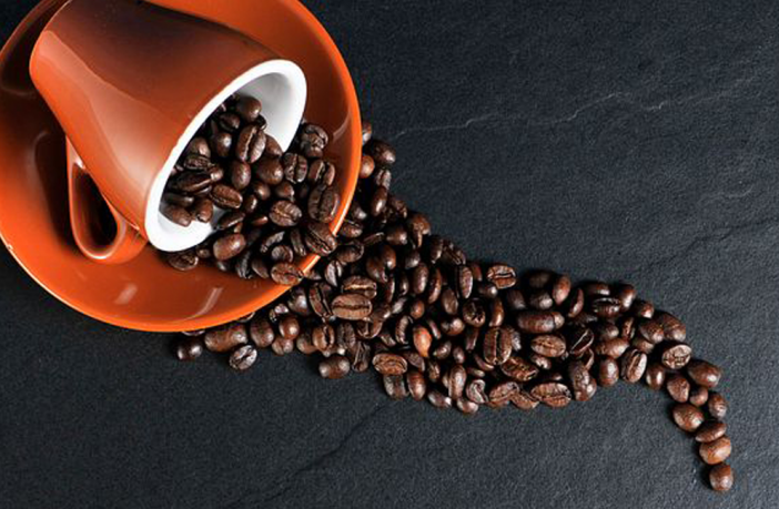 Ma cosa hai messo nel caffè? Dove nasce e come si materializza la stangata della tazzina