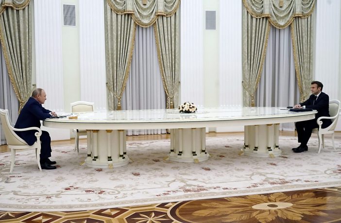 Il tavolo della trattativa: Putin, il tampone di Macron e gli altri capi di stato e di governo
