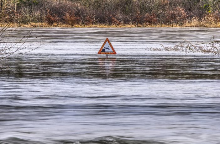 Acqua e crisi climatica: siccità e inondazioni travolgono gli ecosistemi e la stabilità sociale