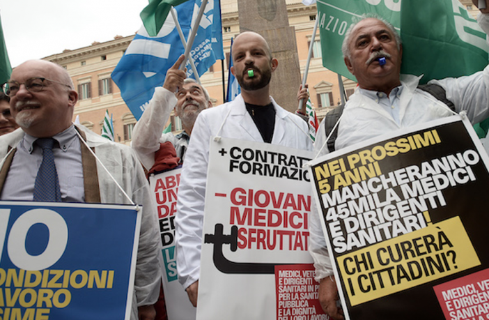 Il sistema sanitario pubblico malato e la “libera scelta” di chi si indebita per curarsi in strutture private