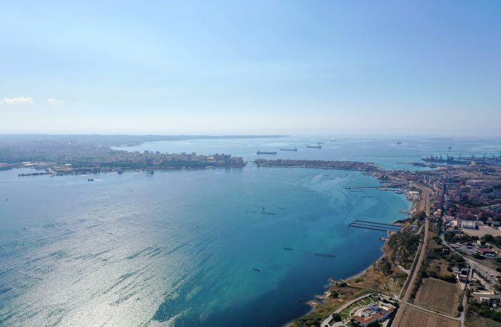 Taranto vecchia e il restauro architettonico «fra due specchi d’acqua luminosi e ardenti»