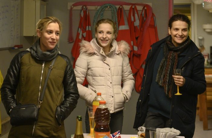 “Tra due mondi”, il film con Juliette Binoche a bordo del precariato femminile