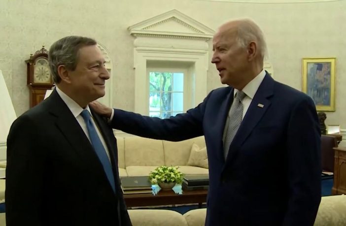 Draghi da Biden: il “bacio della pantofola” e la grancassa del mainstream nazionale acefalo