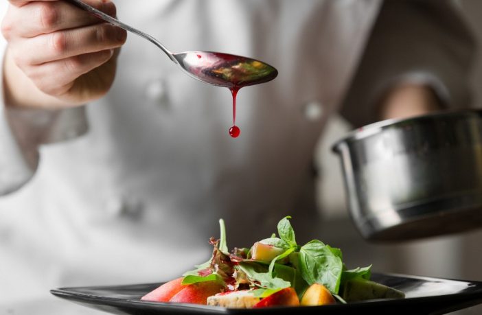 “Aggiungi un posto per servire a tavola”: la ristorazione tra disoccupati e carenza di manodopera