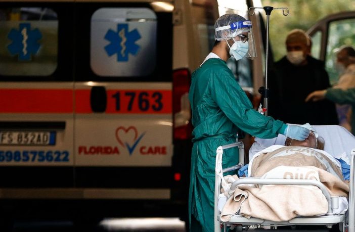 Dopo due anni di Covid, i Pronto Soccorso sono al collasso: la “normalità” sono i pazienti in barella