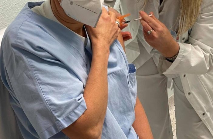 Su obbligo vaccinale, terza dose e scadenze i nodi sono ancora al pettine: «Dove sono gli studi?»