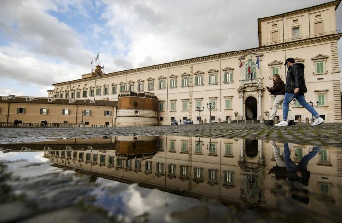 La strana corsa di tutti per andare al governo: perché lo fanno se ci perdono in popolarità?