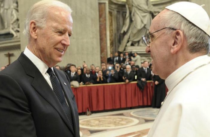 Il nuovo papa è anziano, cattolico, bianco di carnagione, animato da ottimi propositi. Abita a Washington