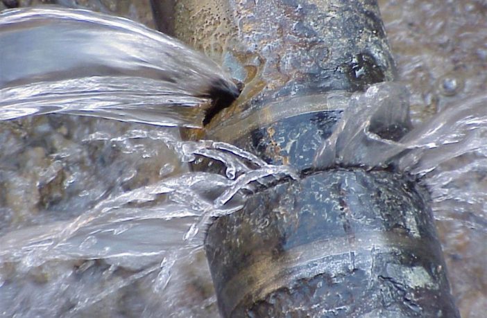 L’acqua manca sempre di più ma ne sprechiamo la metà, tra l’acquedotto e il rubinetto di casa