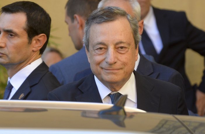 Il premier Draghi cade e si va al voto: tolto il dito dalla diga, è venuta giù la valanga d’acqua