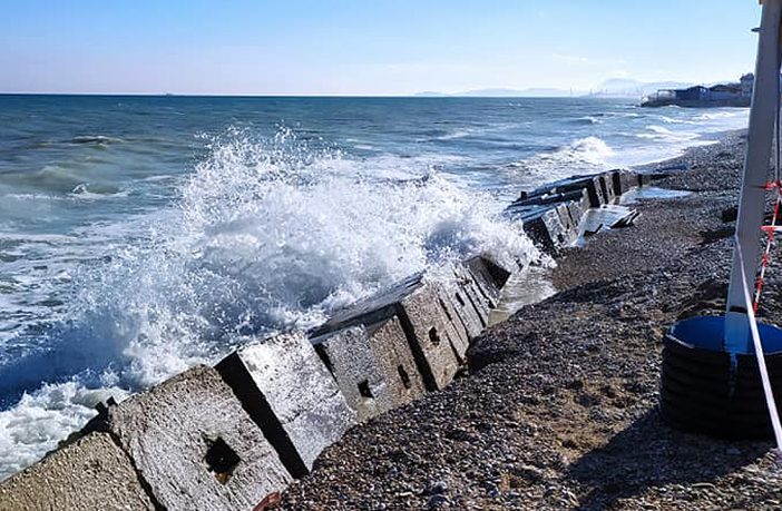 Tra erosione costiera e dissesto idrogeologico: quando siamo al mare, dobbiamo guardarci le spalle