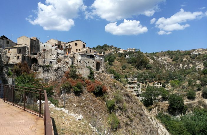 Non solo restaurazione: a Riace questa estate tornano a brillare le stelle della solidarietà