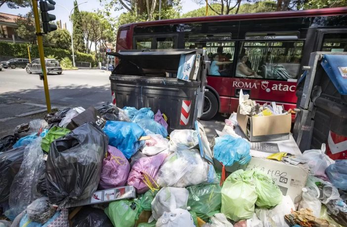 Roma esporta spazzatura all’estero: una modesta proposta per non affogare nei propri rifiuti