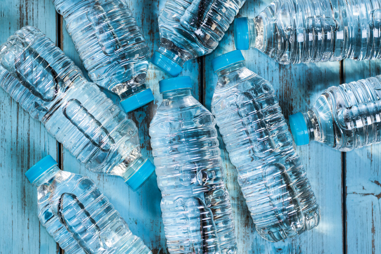 Il grande affare dell’acqua in bottiglia: gli italiani primi in Europa secondi al mondo, a carissimo prezzo