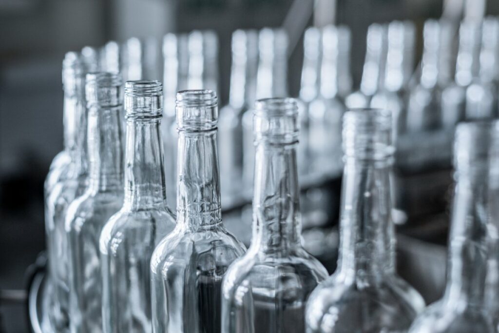 Sorprendente ricerca francese: dai tappi delle bottiglie le microplastiche assediano anche le bevande in vetro