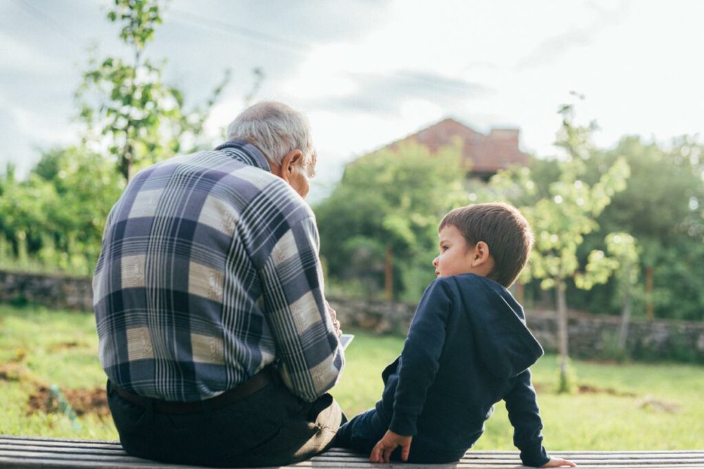 La Giornata nazionale dei nonni, ponte tra passato e futuro, custodi della continuità, invisibili ma fondamentali