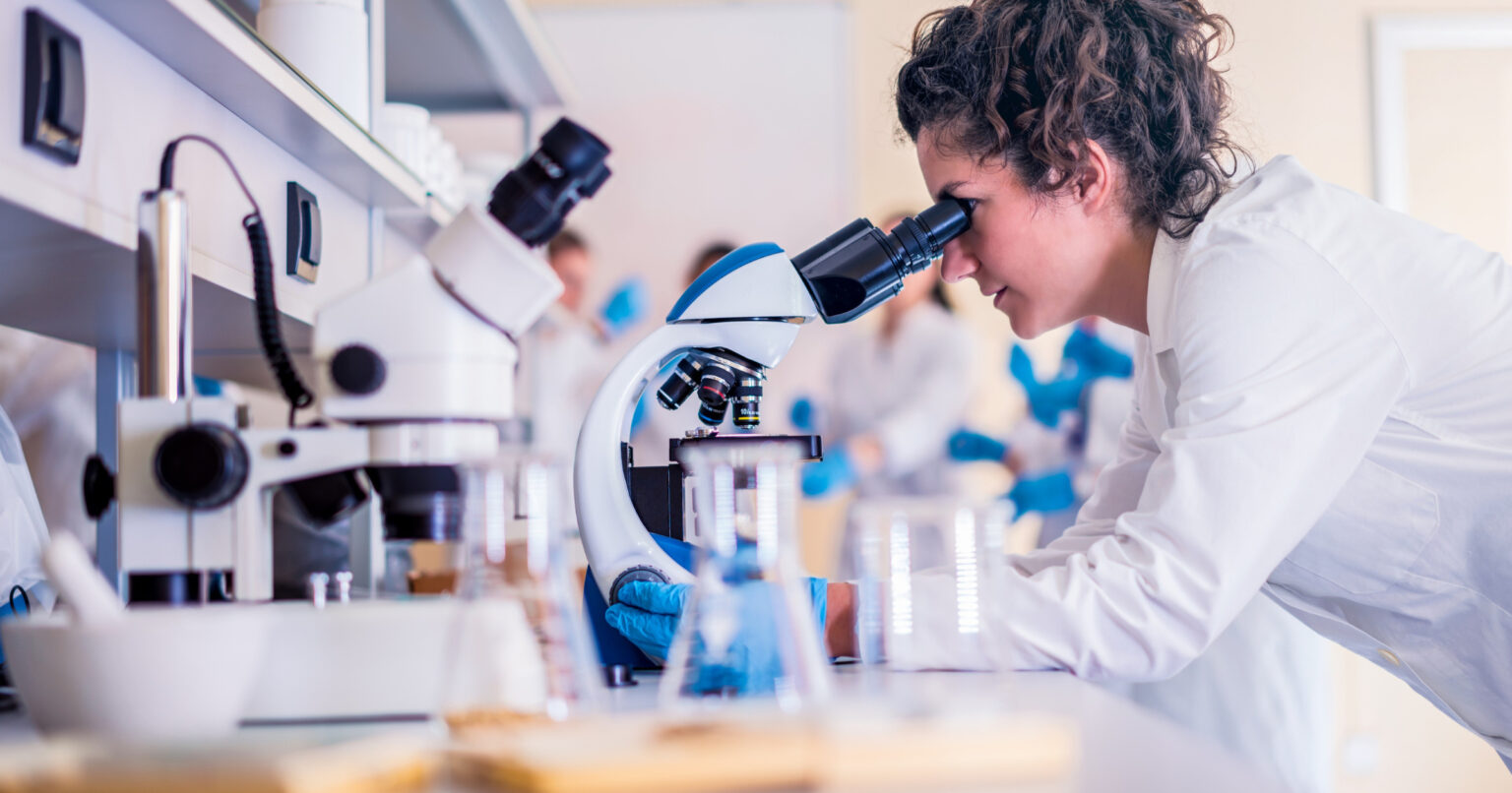 Scienza a doppio taglio: navigare con responsabilità i rischi della ricerca dual use. La paura non freni la scoperta